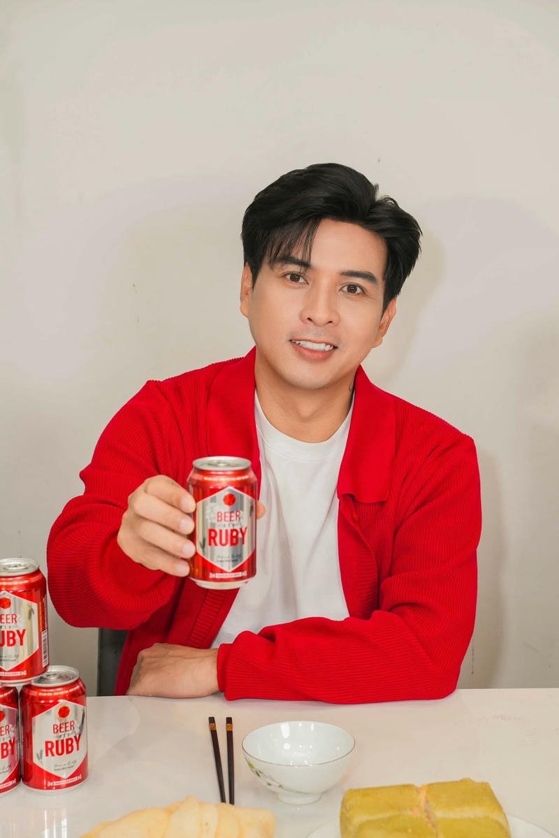 Góc chụp cận mặt Hồ Quang Hiếu thần thái cuốn hút