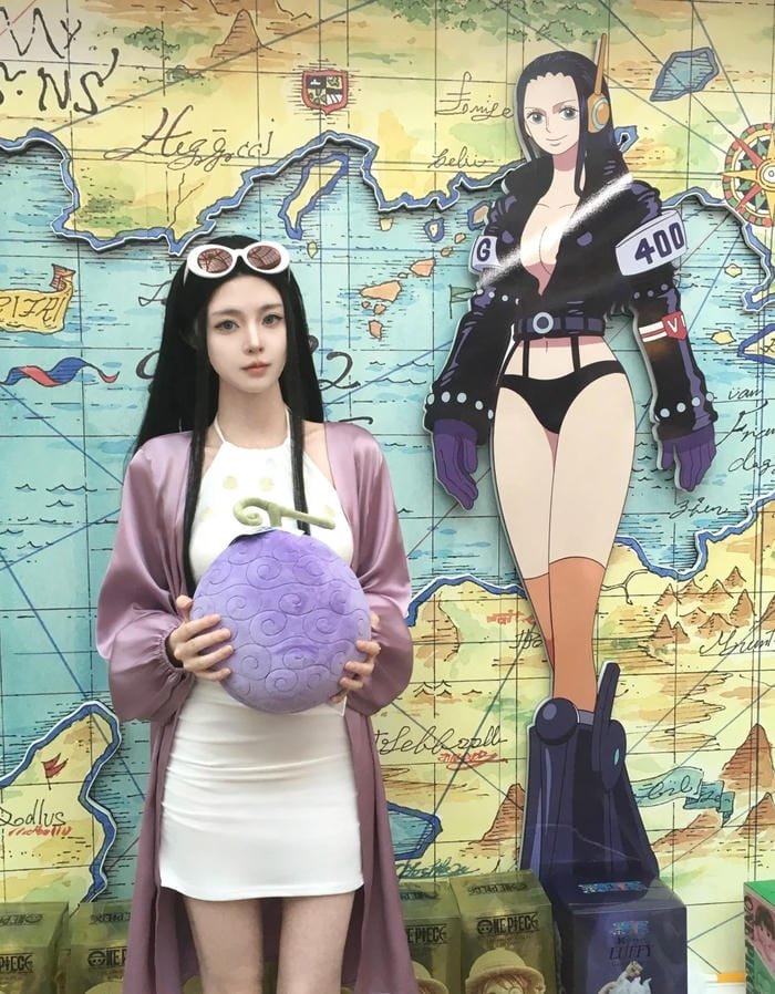 Góc chụp cosplay nữ với outfit trắng thanh lịch