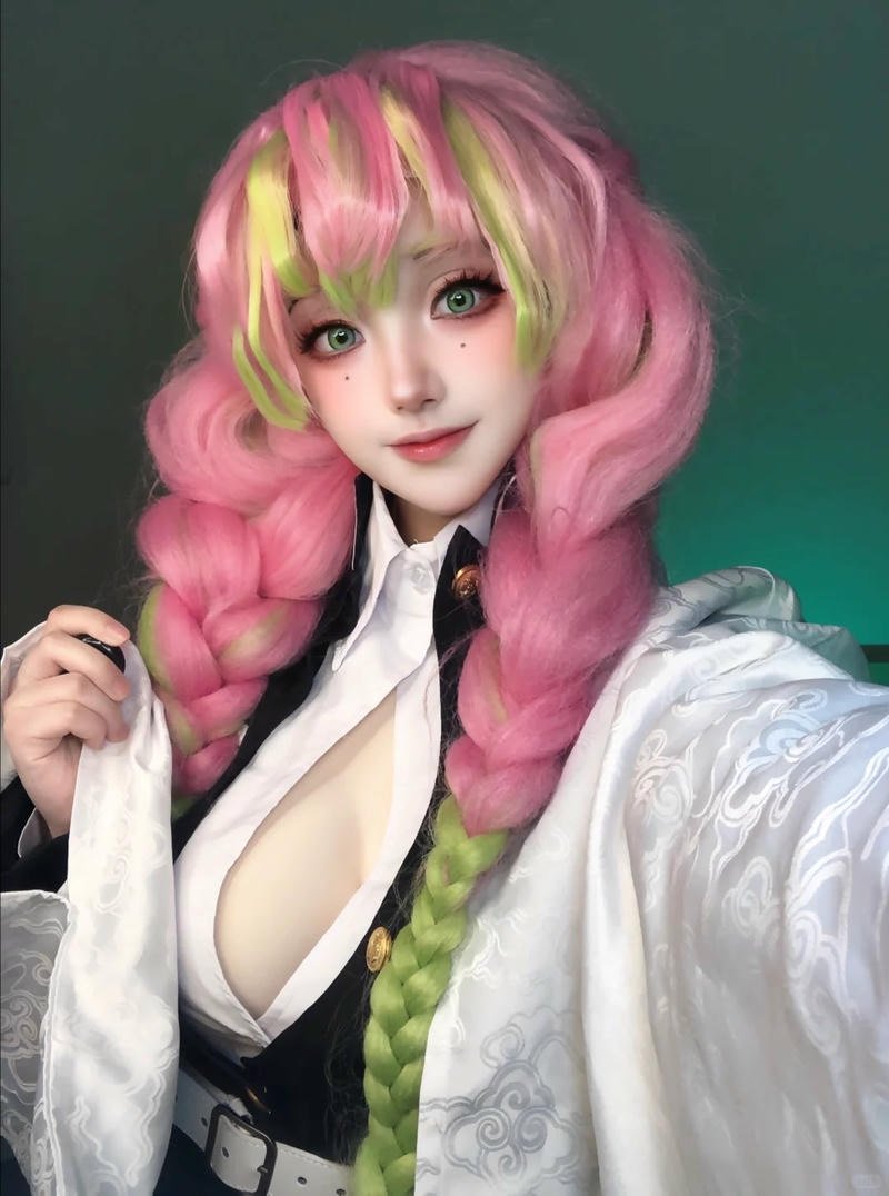 Góc chụp kanroji mitsuri anime cosplay với hiệu ứng lung linh