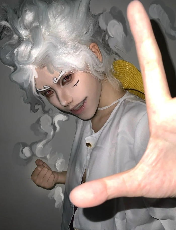 Góc chụp nhân vật tóc trắng phong cách anime độc đáo