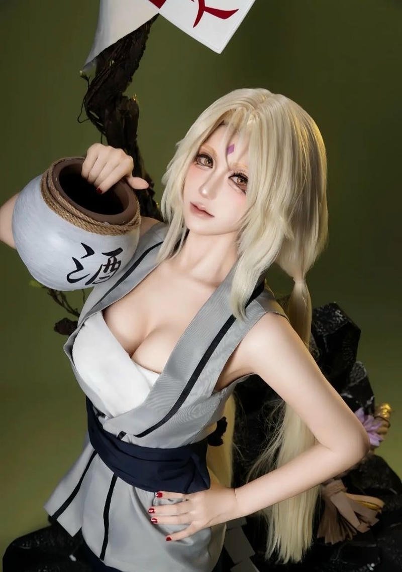 Góc chụp nhân vật tsunade với thần thái lạnh lùng nổi bật