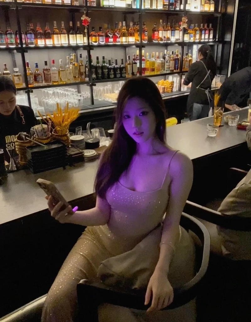 Góc máy thấp làm nổi bật outfit váy body