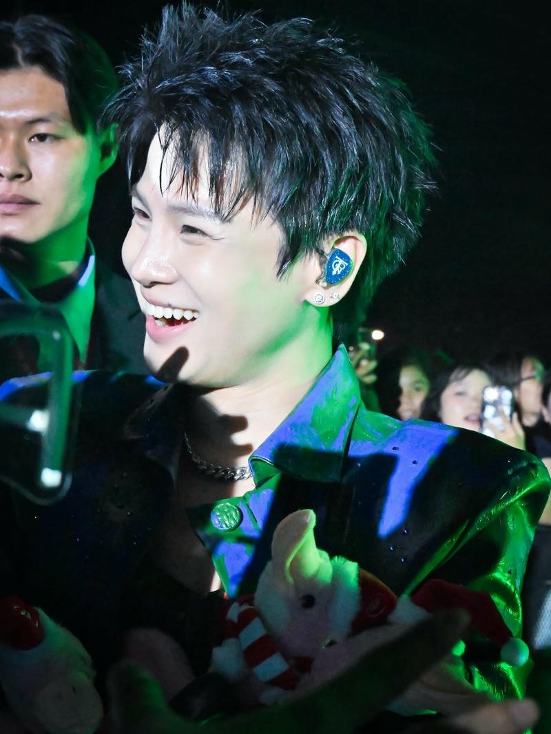 Góc nghiêng điển trai Phạm Đình Thái Ngân nổi bật