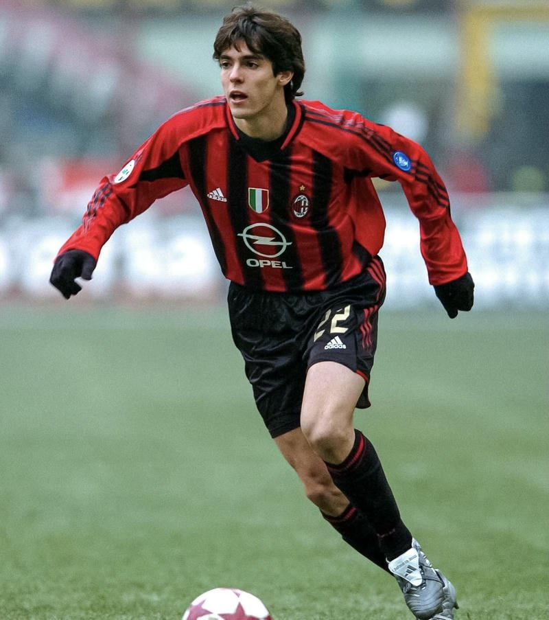 Gương mặt cầu thủ tập trung khi điều khiển bóng