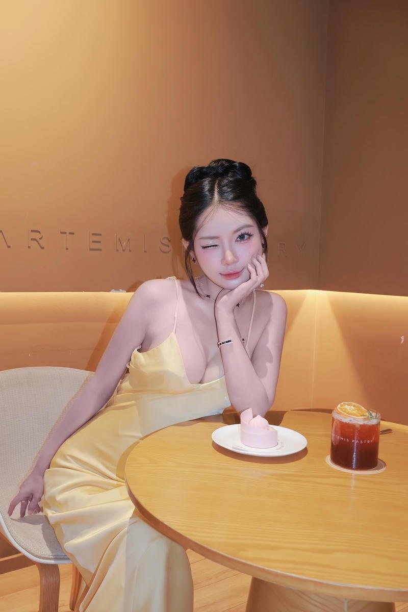 Gương mặt thanh tú nóng bỏng của người mẫu trẻ