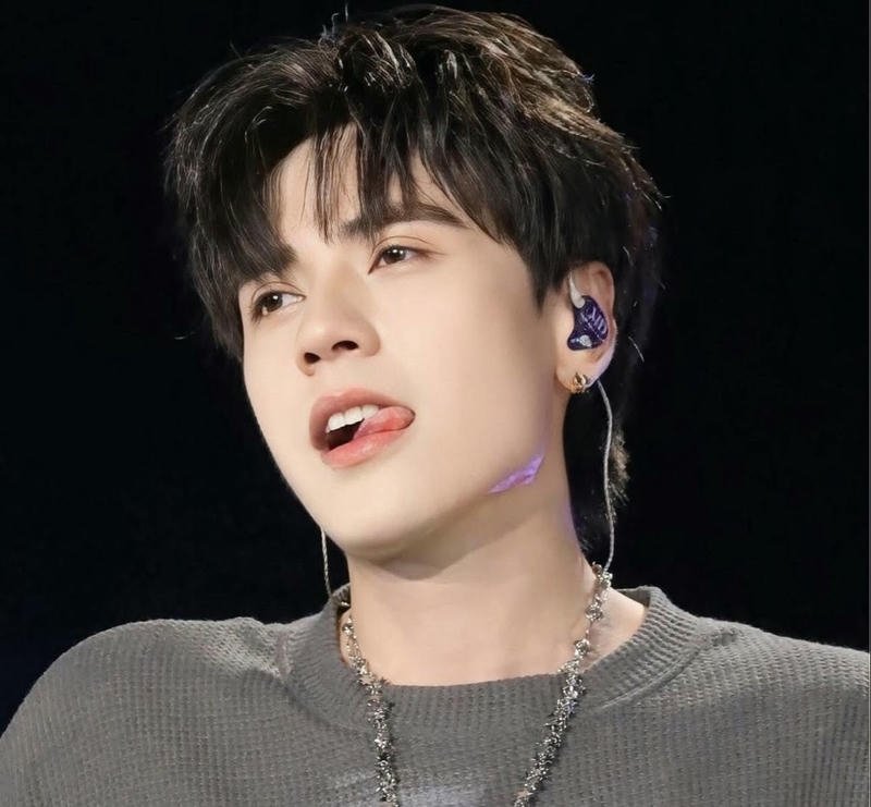 HÌnh nền Quang Hùng MasterD biểu diễn live đầy năng lượng