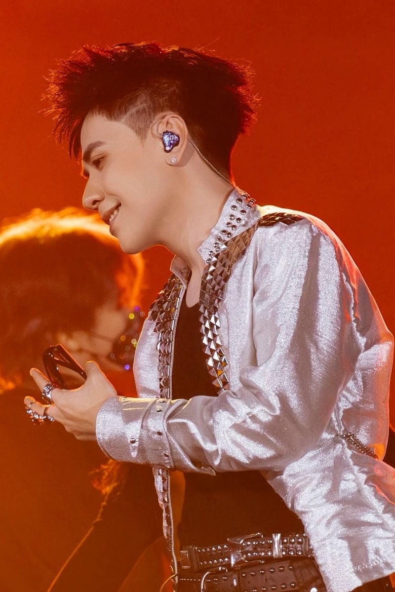 Hình Quang Hùng MasterD phong cách thời trang hiện đại làm ảnh nền