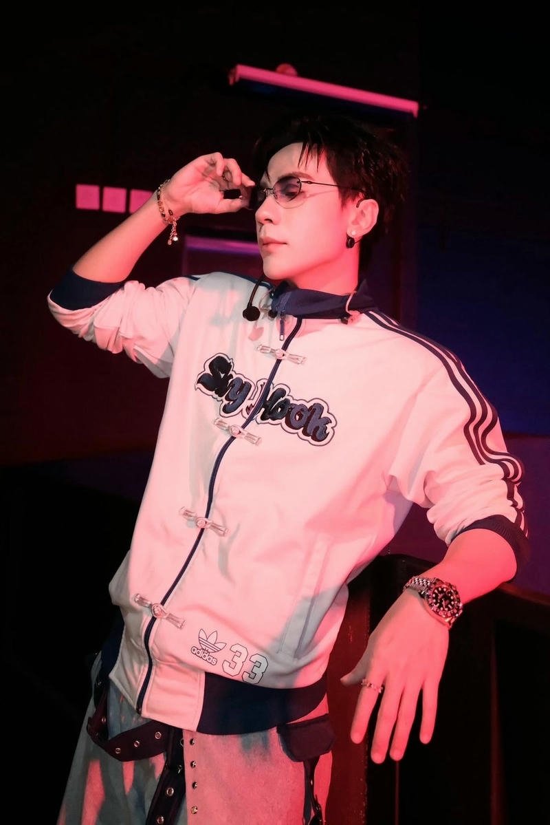 Hình Quang Hùng MasterD trong hậu trường làm hình nền