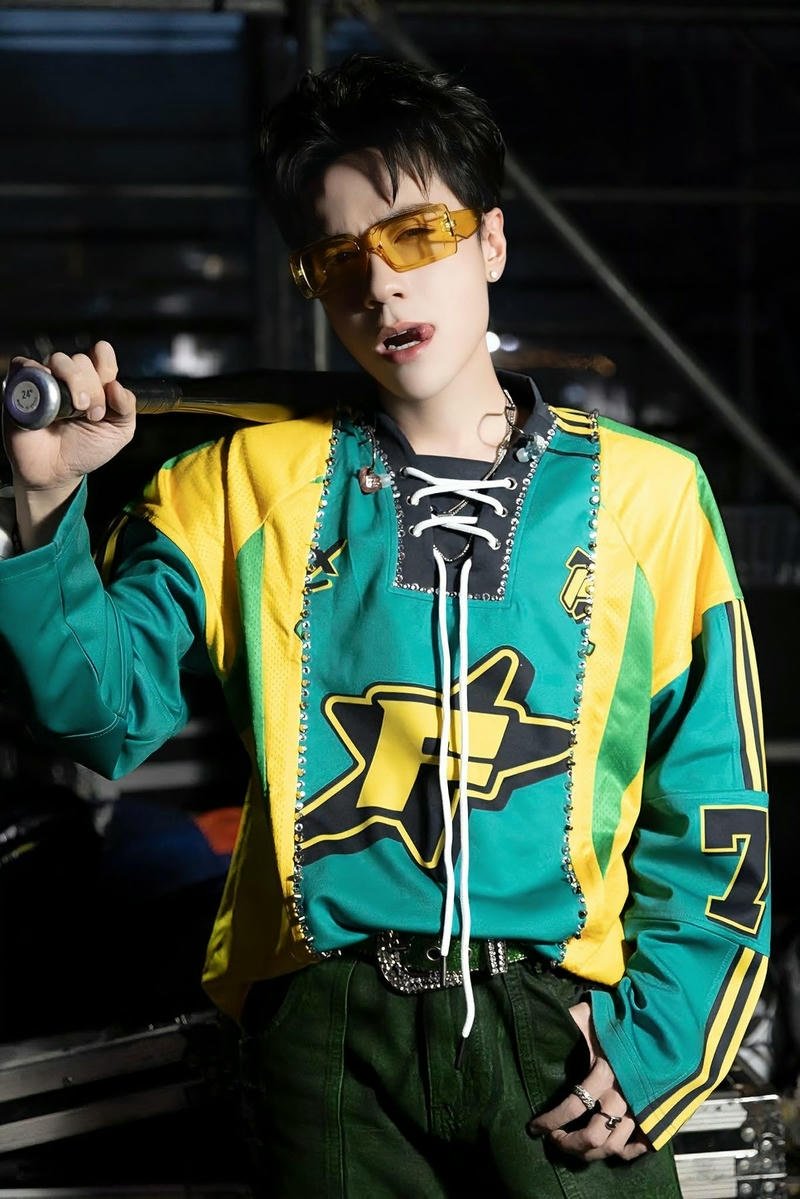 Hình Quang Hùng MasterD với outfit nổi bật làm ảnh nền điện thoại