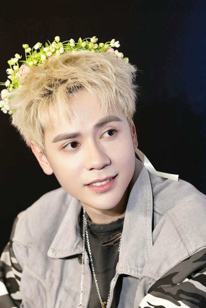 Hình Quang Hùng MasterD với phong cách trẻ trung làm ảnh nền điện thoại