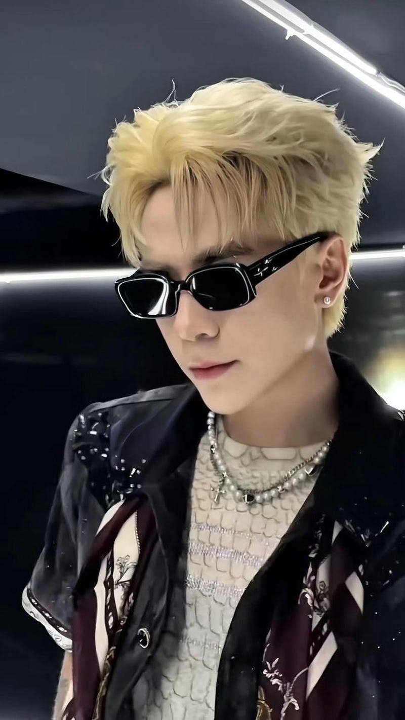 Hình ảnh Quang Hùng MasterD dáng tự nhiên làm ảnh nền điện thoại