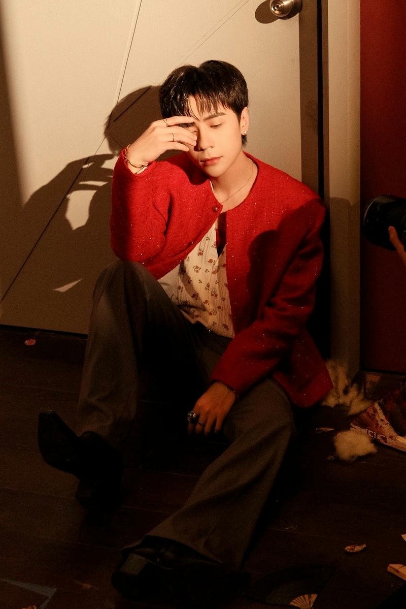 Hình ảnh Quang Hùng MasterD tạo dáng trong ảnh nền