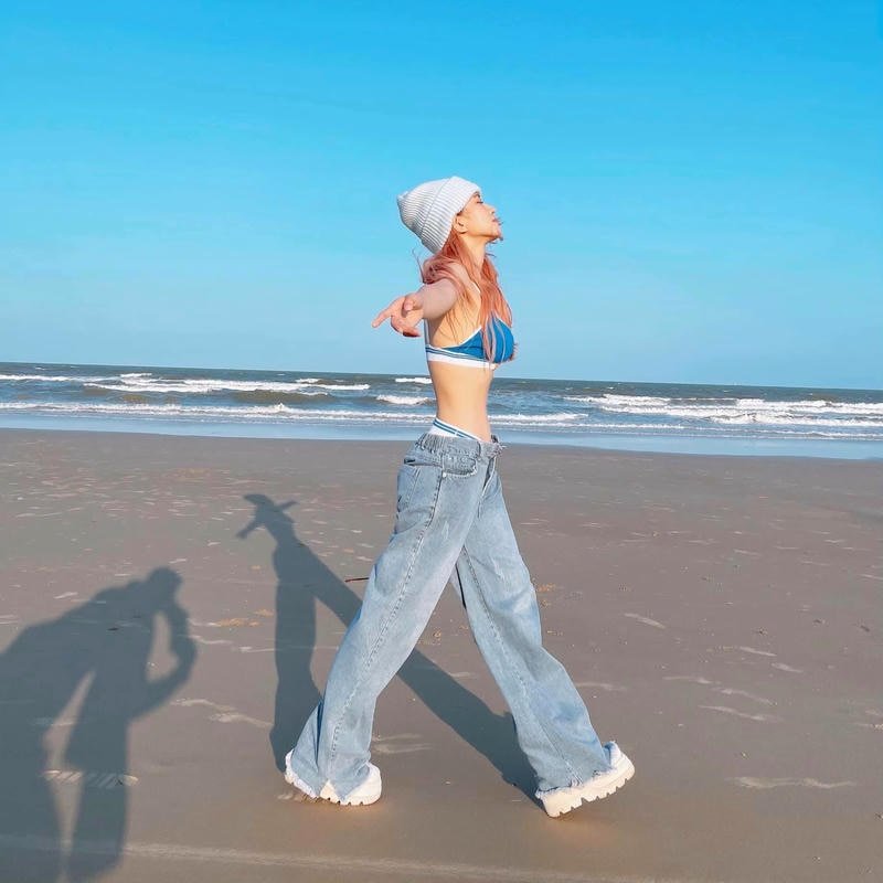 Hình ảnh bikini Lê Bống trong khung cảnh resort