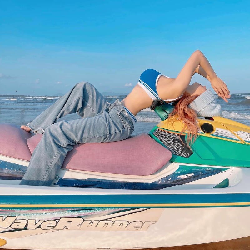 Hình ảnh bikini Lê Bống với nụ cười rạng rỡ