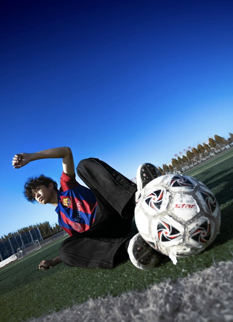 Hình ảnh cầu thủ chuyền bóng chính xác cho đồng đội