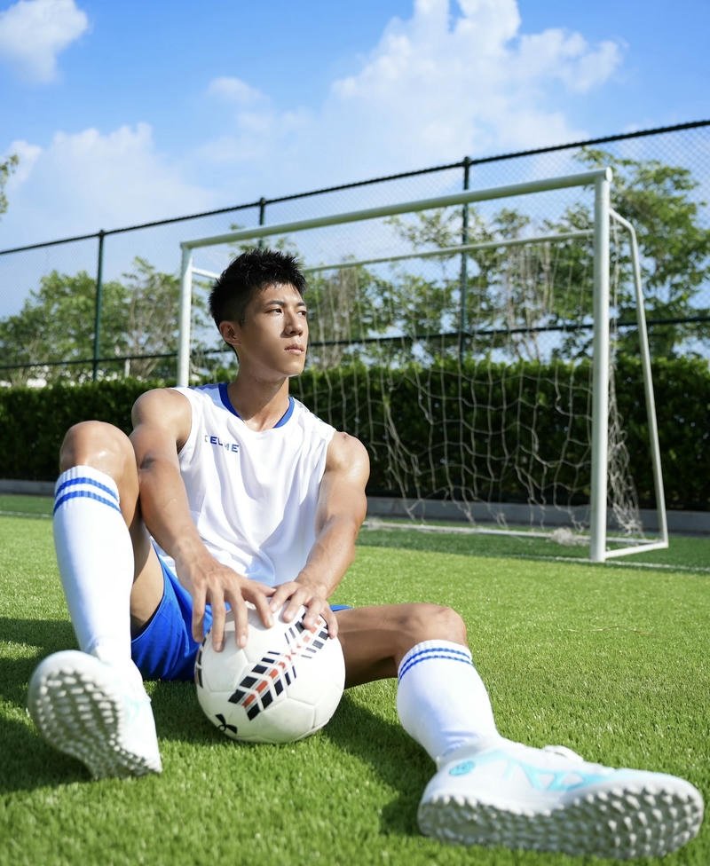 Hình ảnh cầu thủ kiểm soát bóng trong không gian hẹp