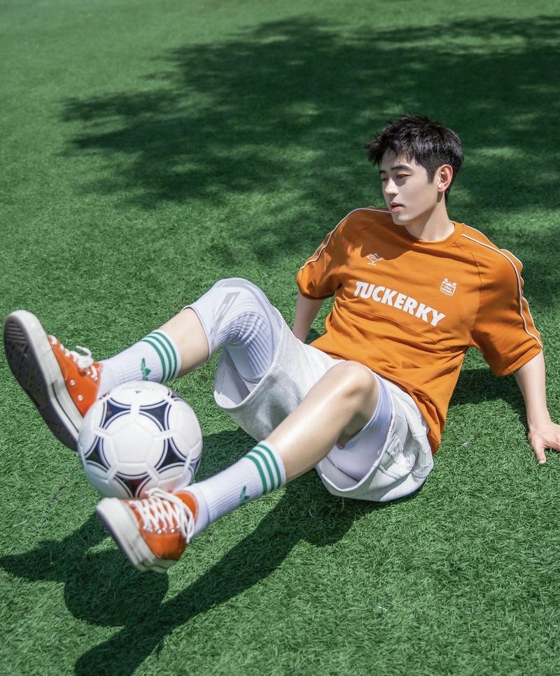 Hình ảnh cầu thủ rê bóng kỹ thuật trên sân