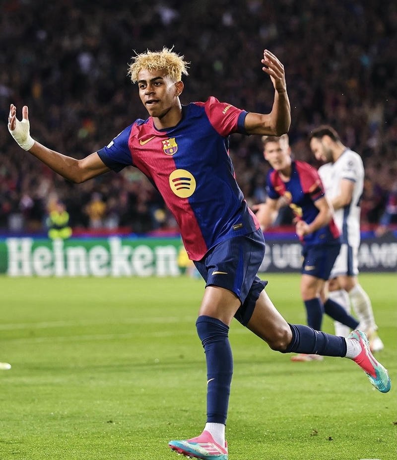 Hình ảnh cầu thủ sút bóng vào khung thành