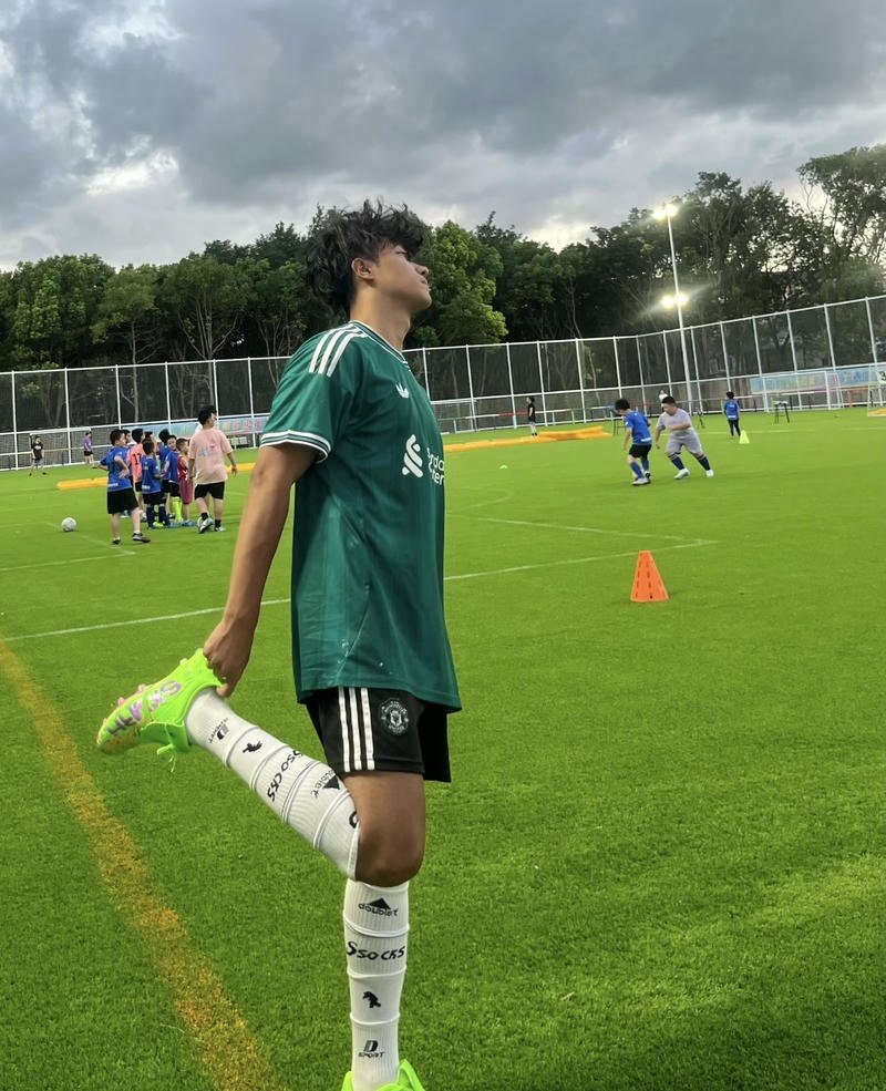 Hình ảnh cầu thủ sút phạt với kỹ thuật đẹp