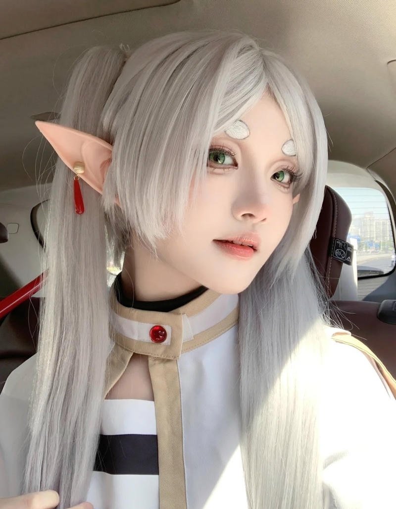 Hình ảnh cosplay Frieren trong không gian huyền ảo