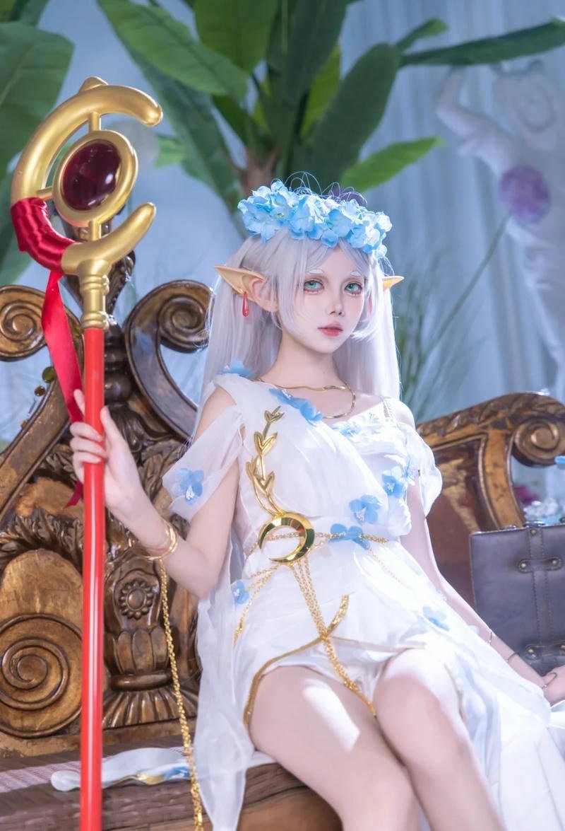 Hình ảnh cosplay Frieren với ánh nhìn sâu lắng