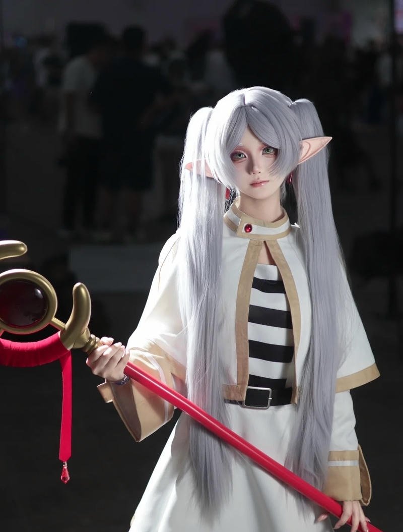Hình ảnh cosplay Frieren với trang phục chi tiết tinh xảo
