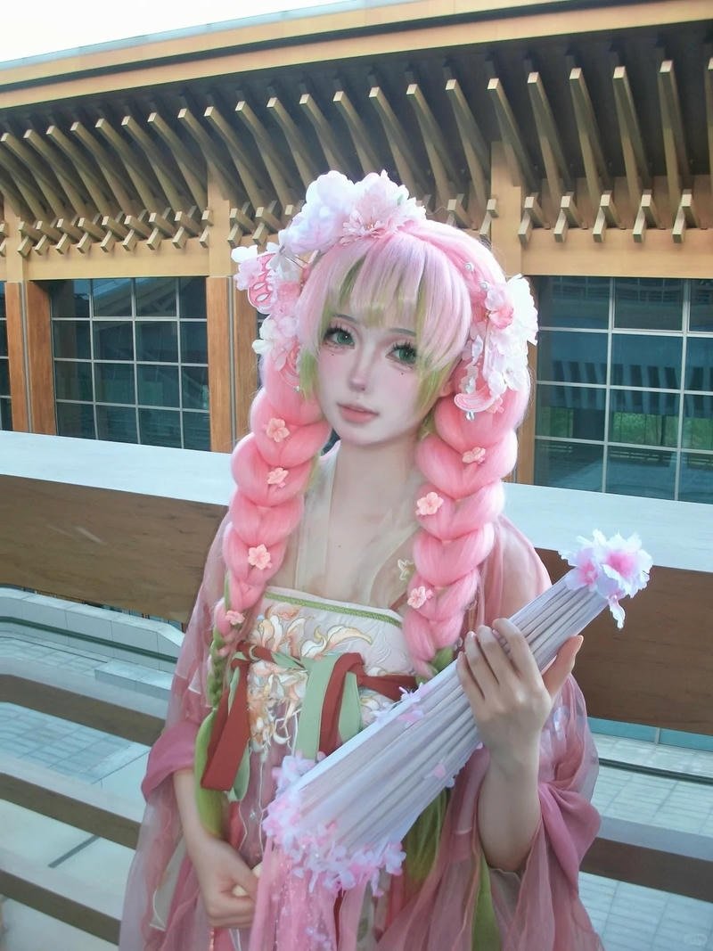 Hình ảnh cosplay Mitsuri trong khung cảnh anime đẹp