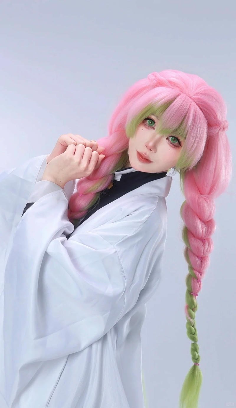Hình ảnh cosplay Mitsuri với ánh nhìn nhẹ nhàng