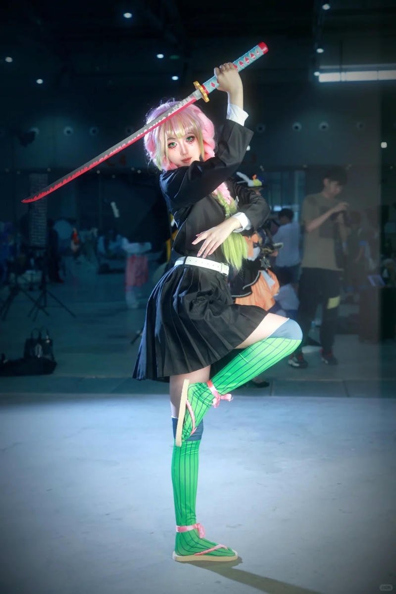 Hình ảnh cosplay Mitsuri với biểu cảm đáng yêu