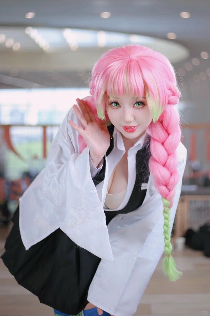 Hình ảnh cosplay Mitsuri với mái tóc hồng xanh nổi bật