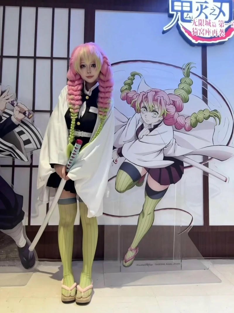 Hình ảnh cosplay Mitsuri với phong thái nữ tính