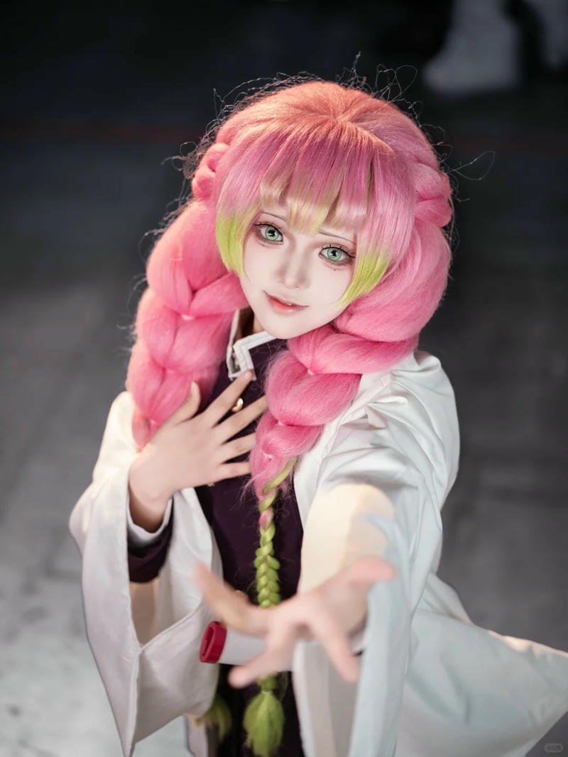 Hình ảnh cosplay Mitsuri với tạo hình chuẩn nhân vật