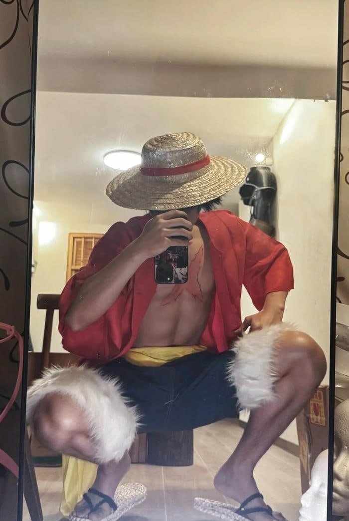Hình ảnh cosplay one piece Luffy ngồi tạo dáng trong nhà