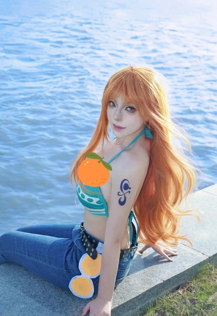 Hình ảnh cosplay one piece Nami mặc bikini phong cách biển