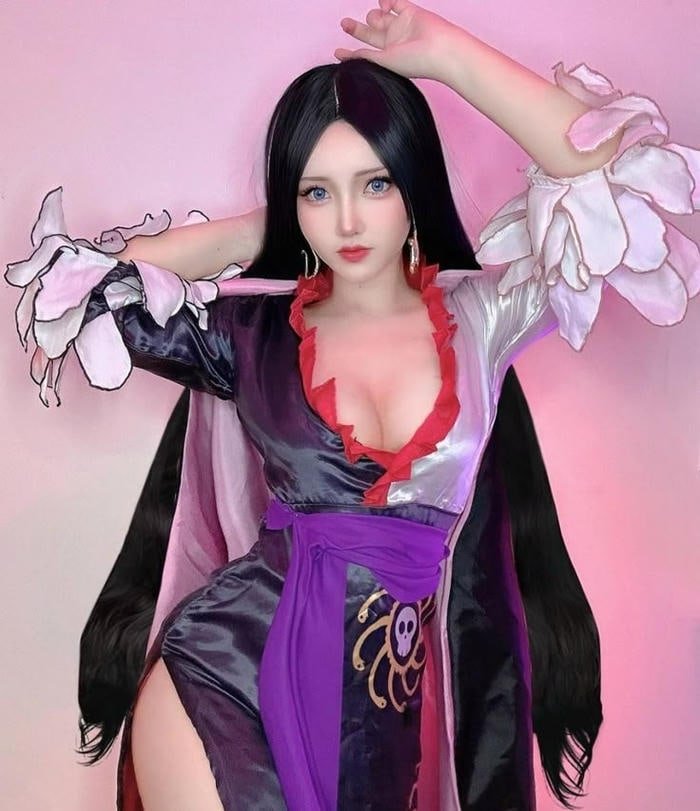 Hình ảnh cosplay one piece Nami outfit đỏ gợi cảm