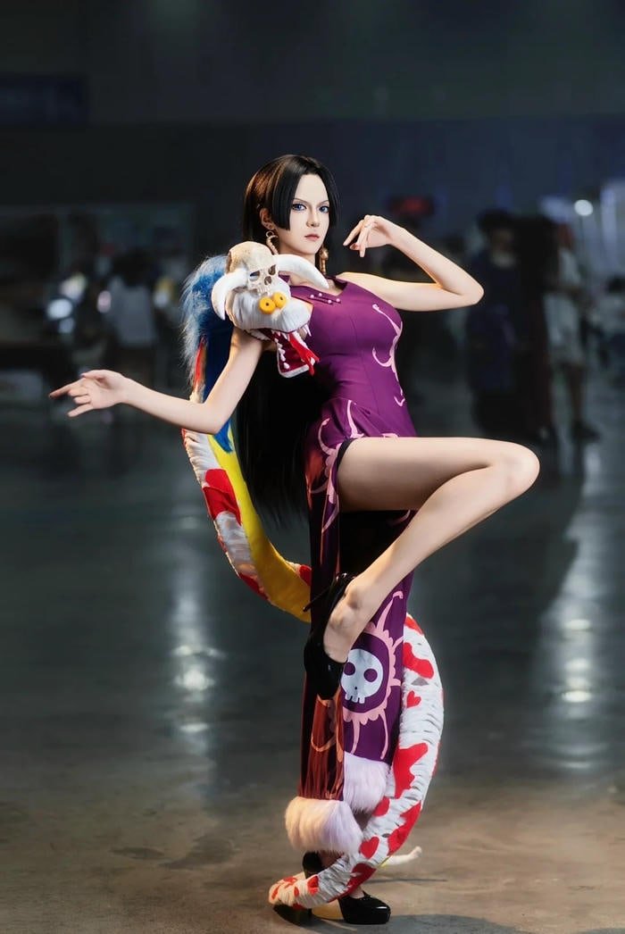 Hình ảnh cosplay one piece Nami tạo dáng giữa đường phố