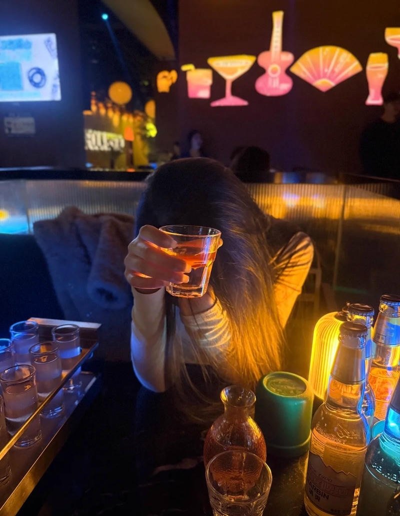 Hình ảnh gái xinh đi bar quẩy theo nhạc cực sung