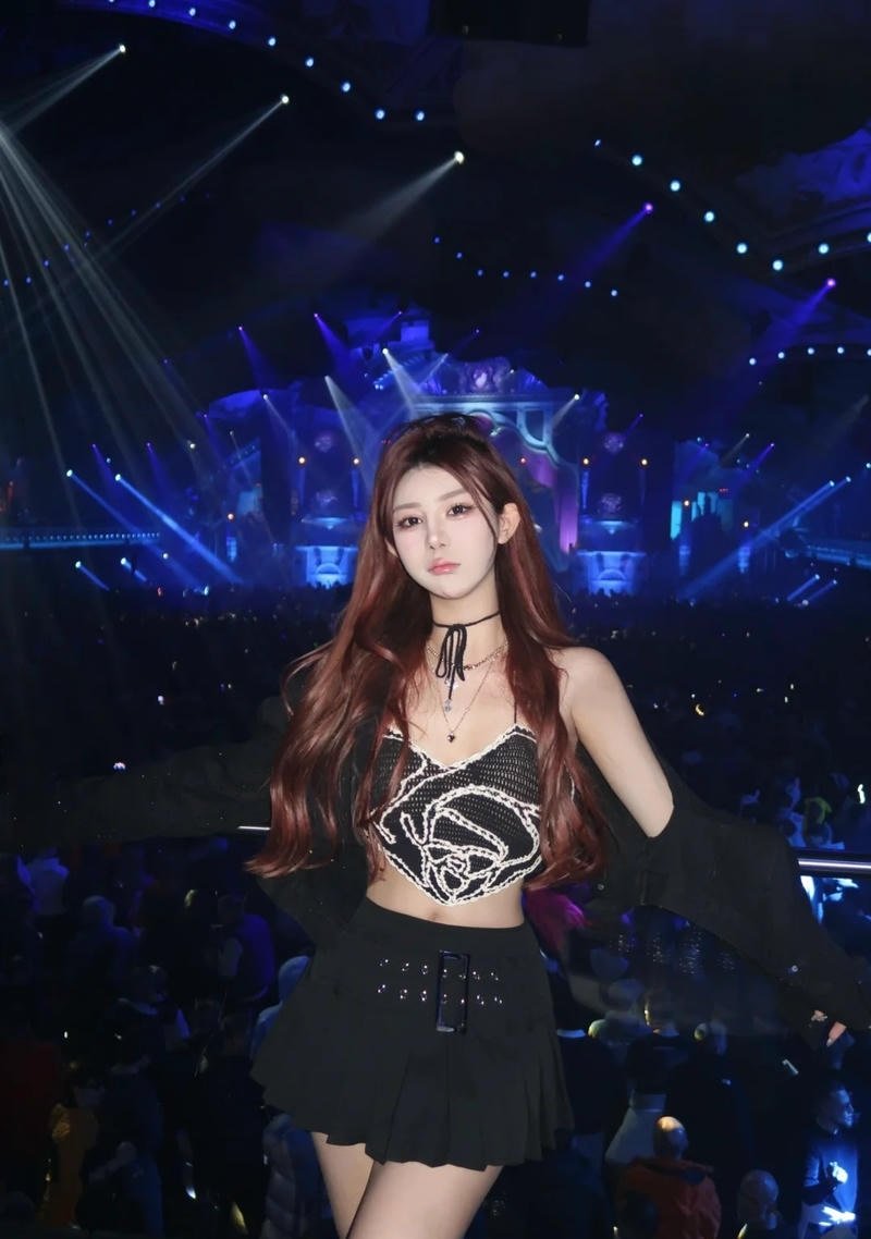 Hình ảnh gái xinh đi bar trong khung cảnh nightlife hiện đại