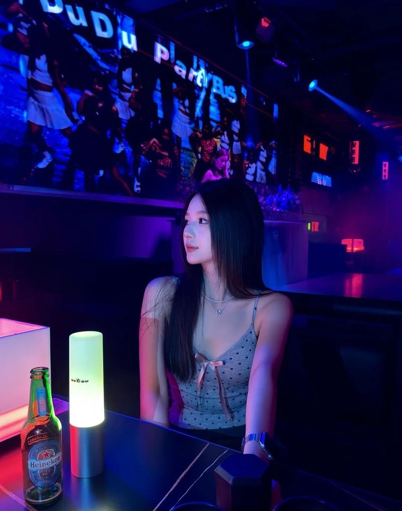 Hình ảnh gái xinh đi bar với ánh nhìn cuốn hút nổi bật