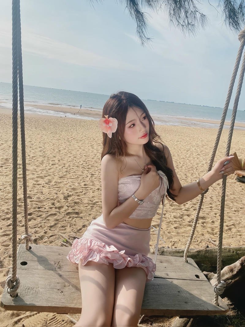 Hình ảnh gái xinh nóng bỏng chụp giữa khung cảnh resort