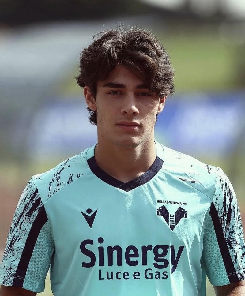 Hình ảnh người đá bóng với dáng đứng tự nhiên