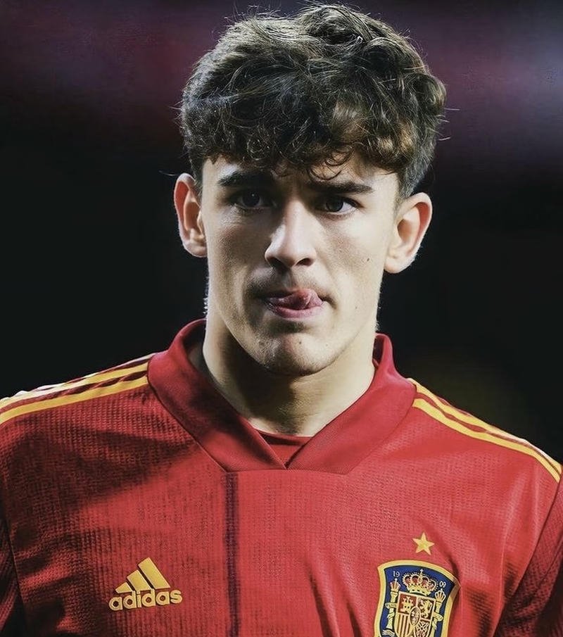 Hình ảnh trai đá bóng giữa sân trống