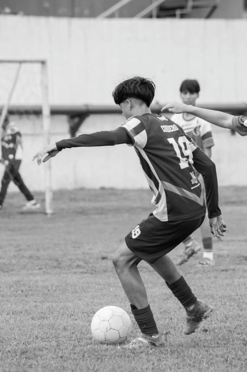 Hình ảnh trai đá bóng nhìn xa giữa sân cỏ rộng