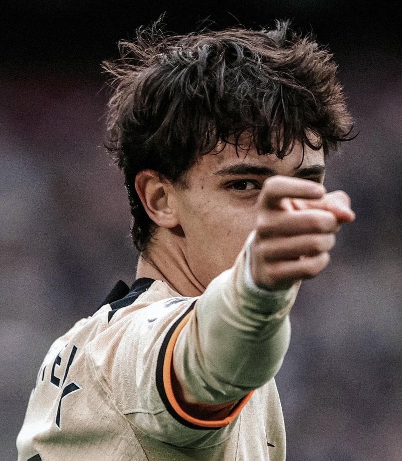 Hình ảnh trai đá bóng phù hợp làm hình nền