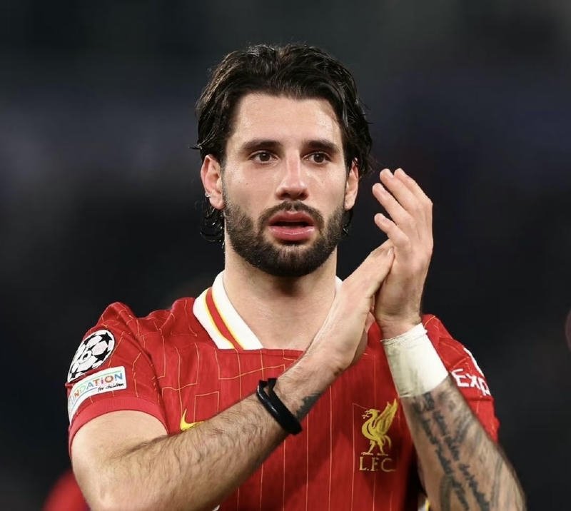 Hình ảnh trai đá bóng với chuyển động nhẹ