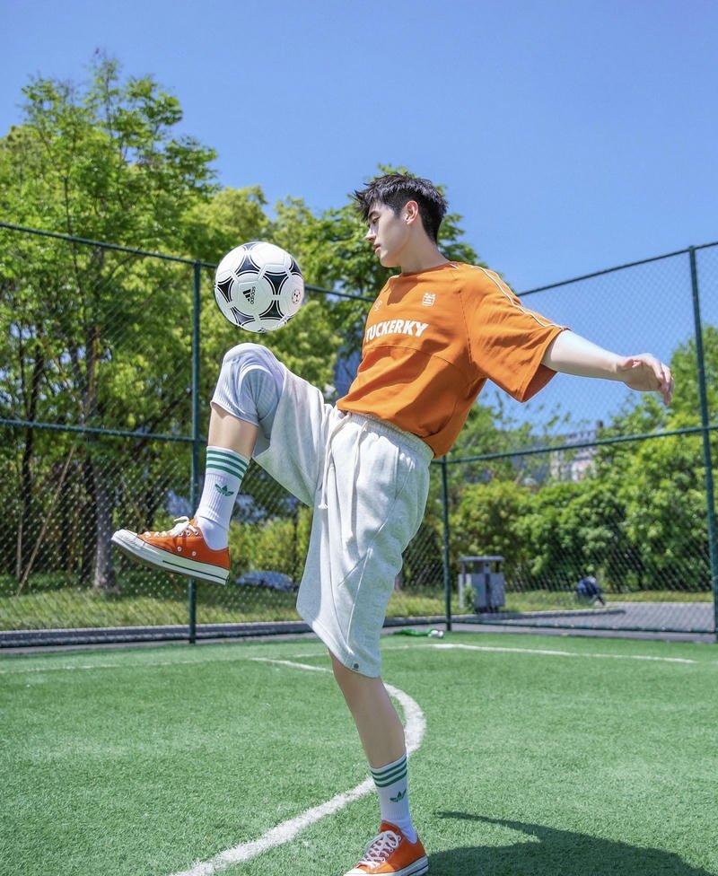 Hình ảnh trai đá bóng với pha tranh chấp quyết liệt