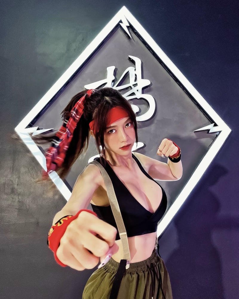 Hình bikini Lê Bống tạo dáng bên bãi biển nắng đẹp