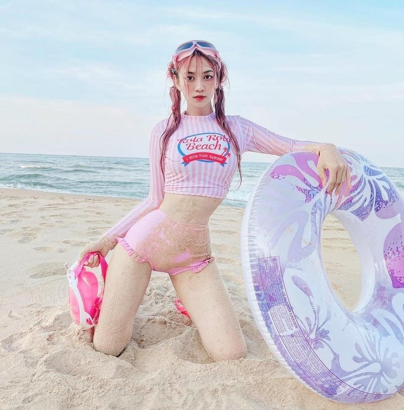 Hình bikini Lê Bống tạo dáng giữa bãi cát