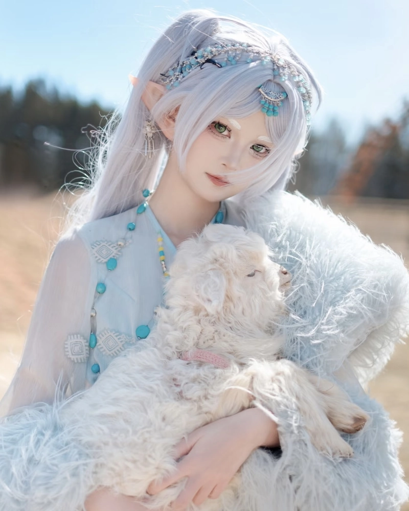 Hình cosplay Frieren cùng mái tóc trắng nổi bật