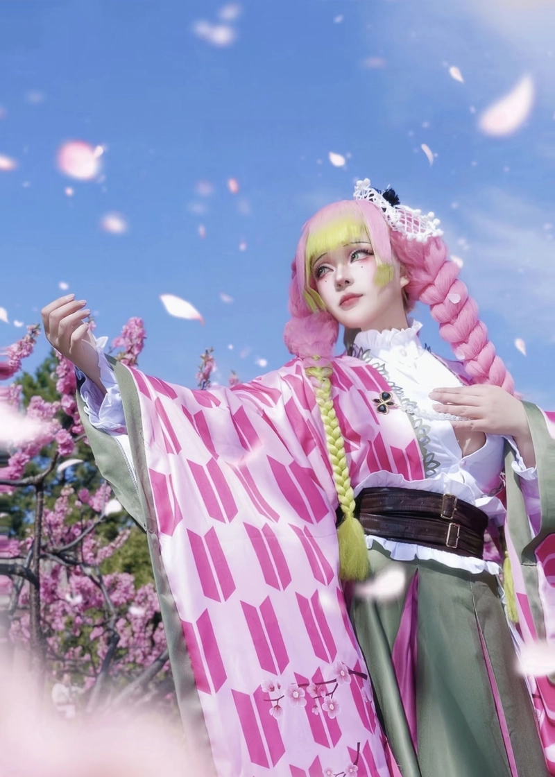Hình cosplay Mitsuri cùng mái tóc hồng xanh nổi bật